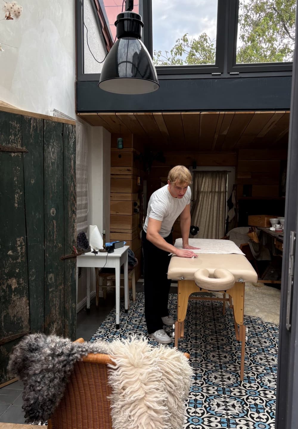 Mobile Massage in Osnabrück: Aufbau der Liege bei Ihnen zuhause Simeon Papenbrock baut die mobile Massageliege im Wohnraum eines Kunden auf