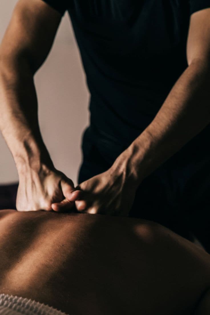 Rückenmassage Hände massieren einen Rücken