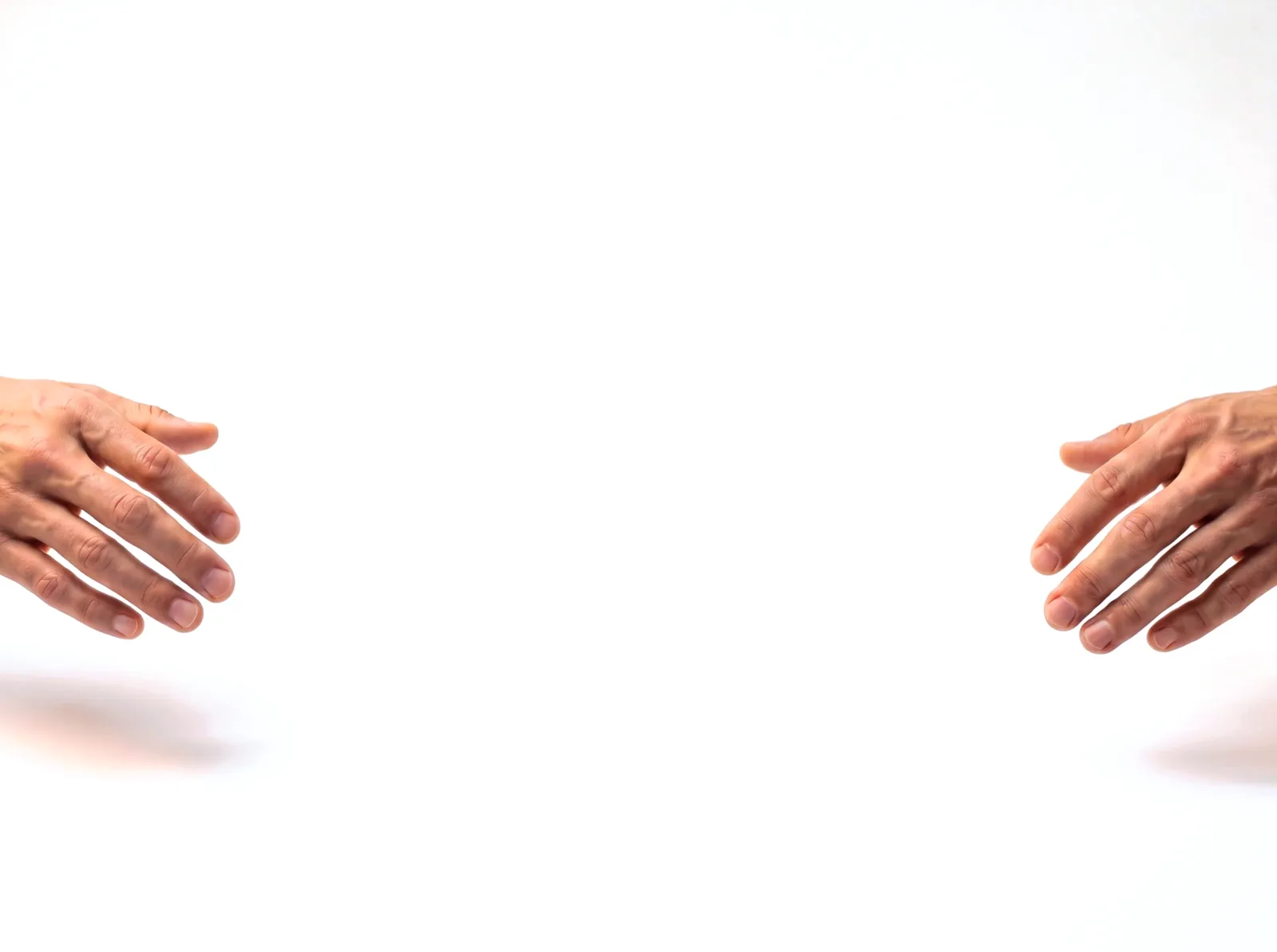 Massage: Hände legen sich auf den Rücken Zwei Hände kommen von beiden Seiten zusammen, legen sich auf einen Rücken und beginnen eine Nackenmassage.